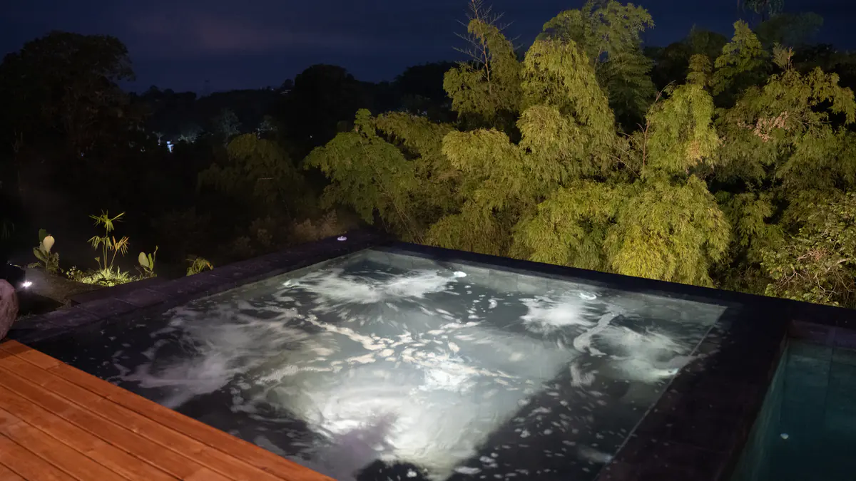 Jacuzzi iluminado frente al bosque
