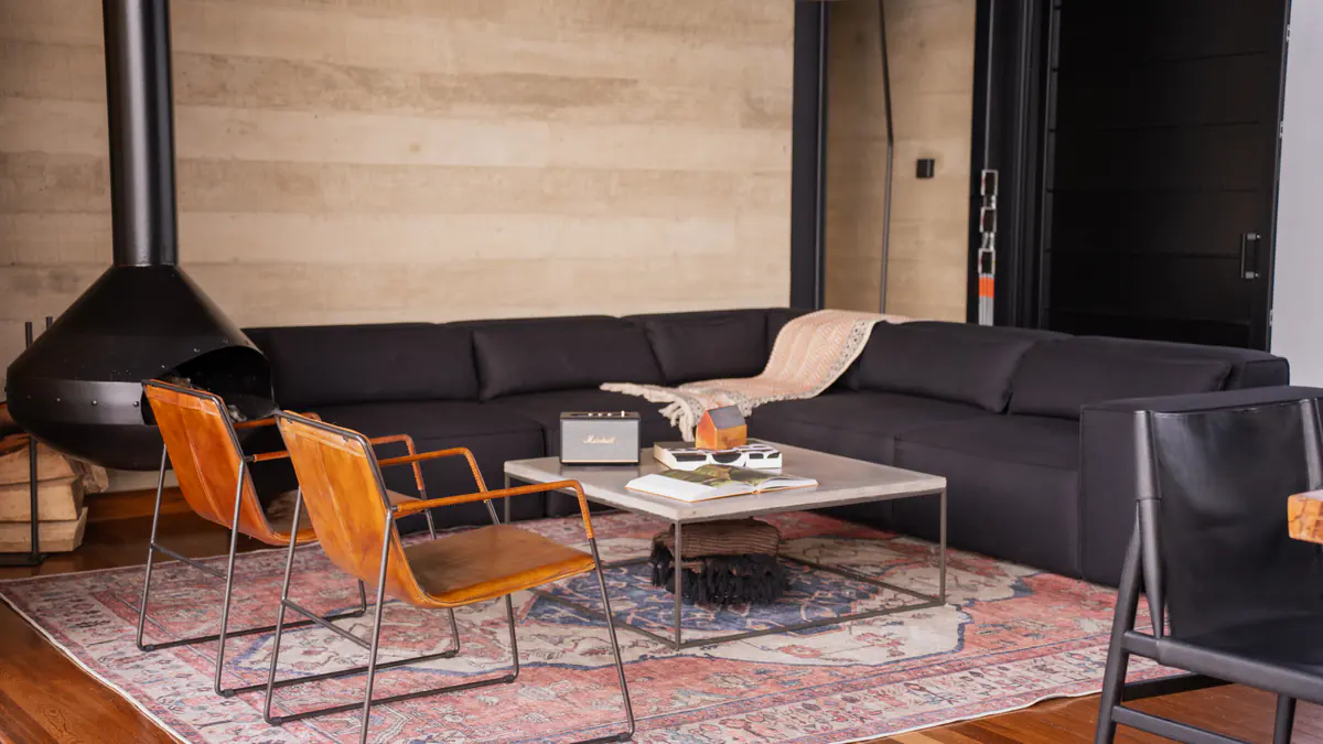 Sala con chimenea suspendida en Casa Audaz