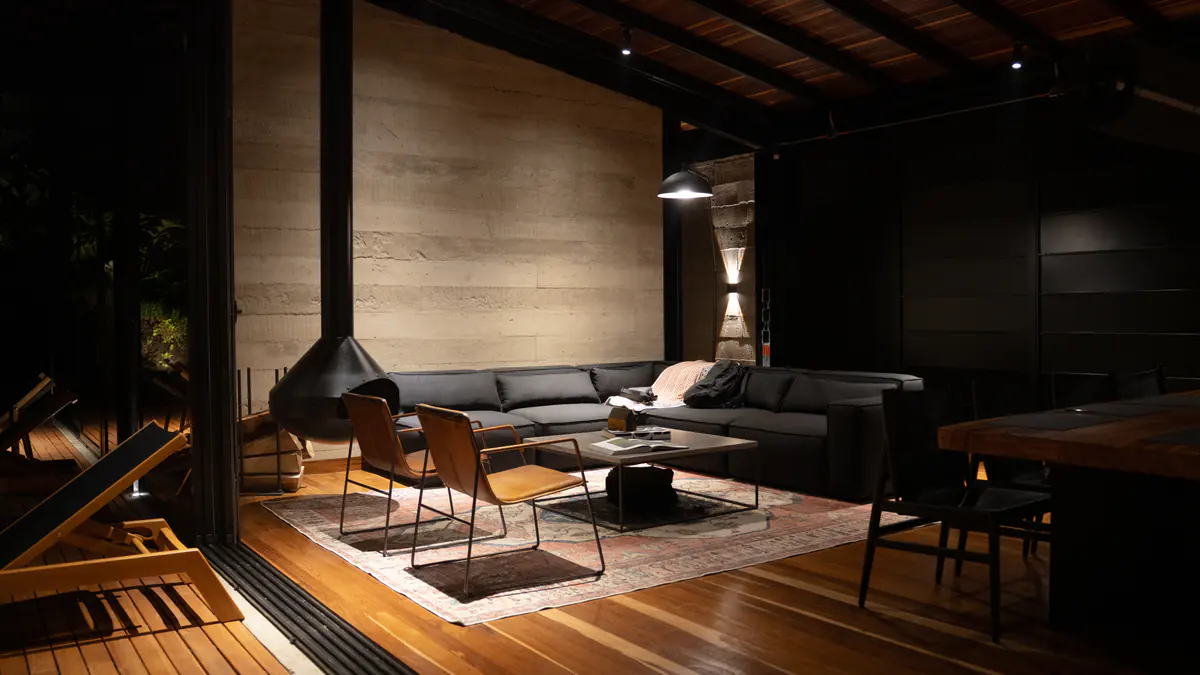 Sala de Casa Audaz iluminada al anochecer