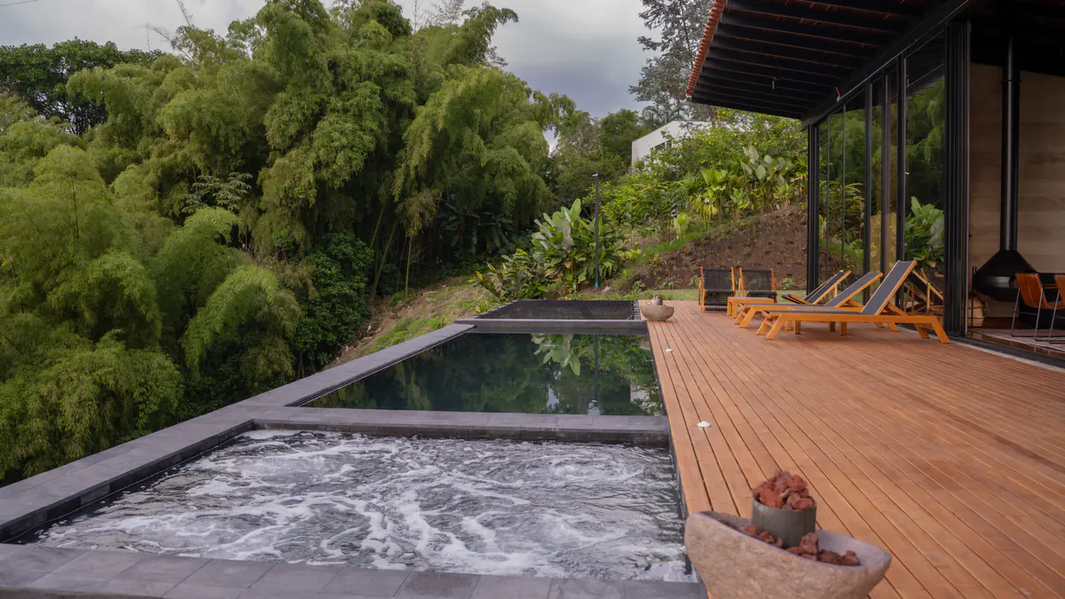 Piscina y jacuzzi frente al bosque en Casa Audaz