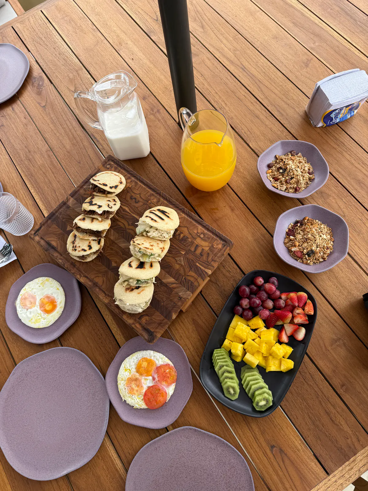 Desayuno servido en la terraza de Casa Presumida
