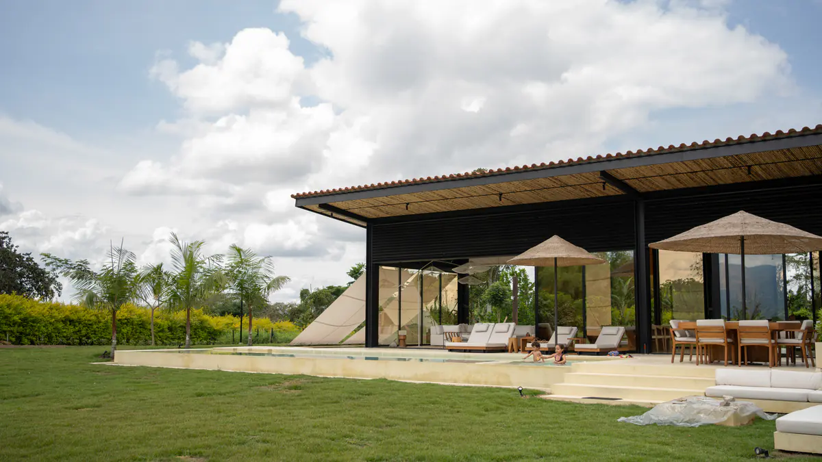 Fachada abierta y terraza de Casa Presumida