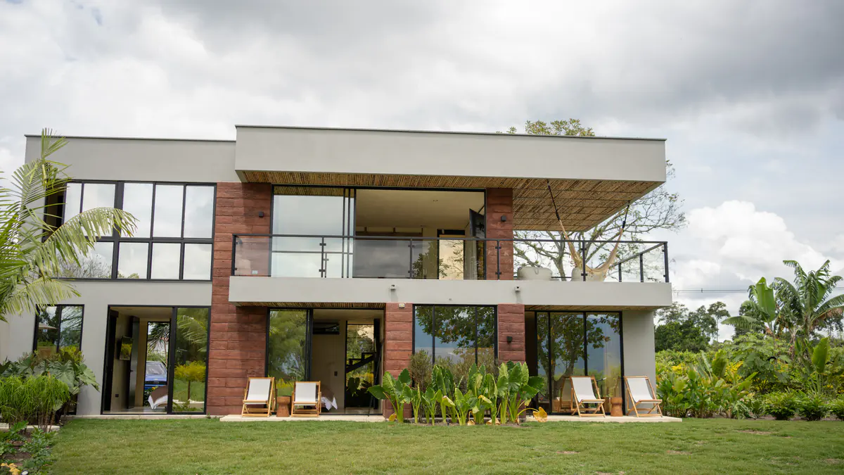 Fachada posterior y jardines de Casa Presumida