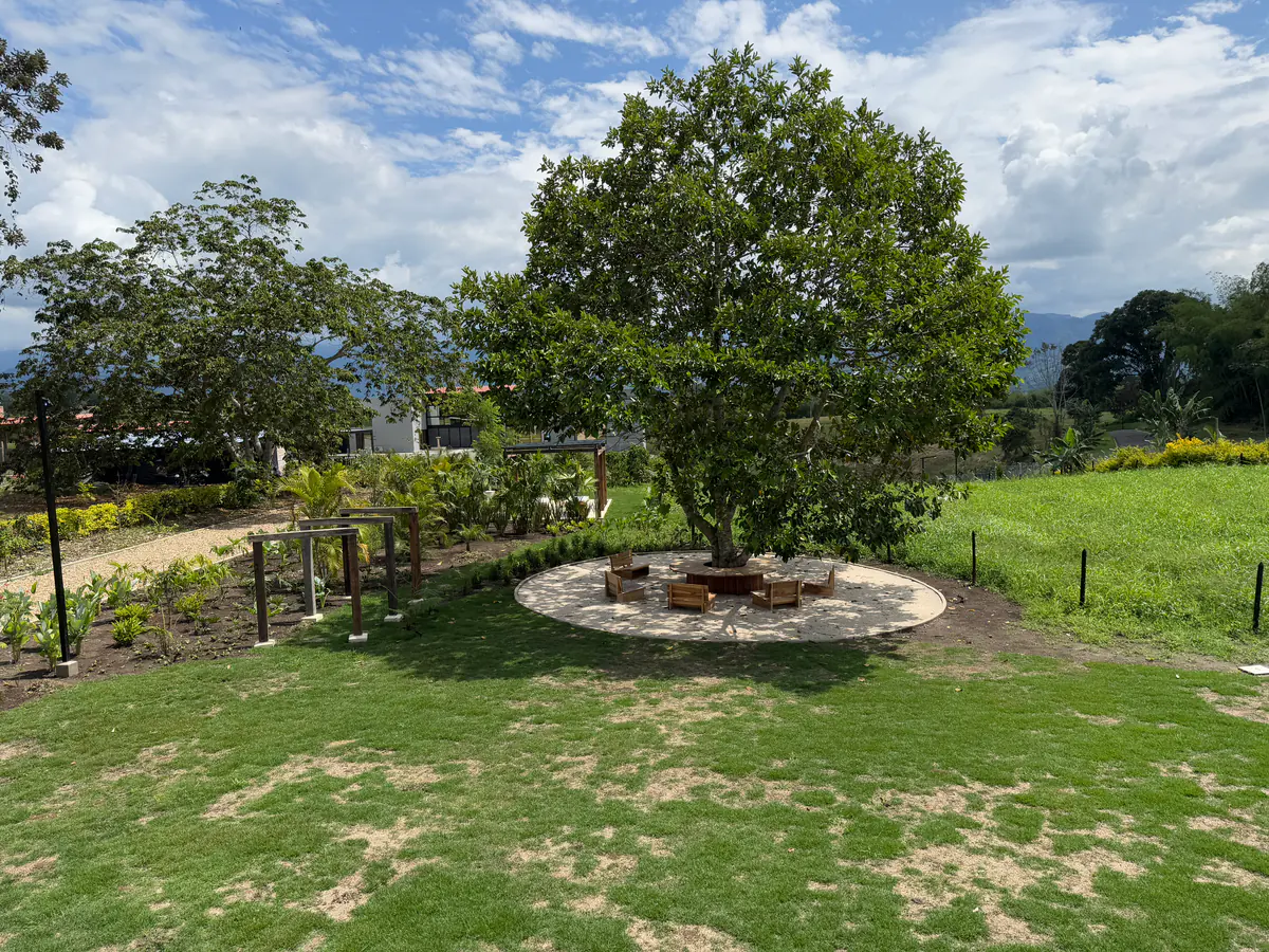Zona de fuego y jardín de Casa Presumida