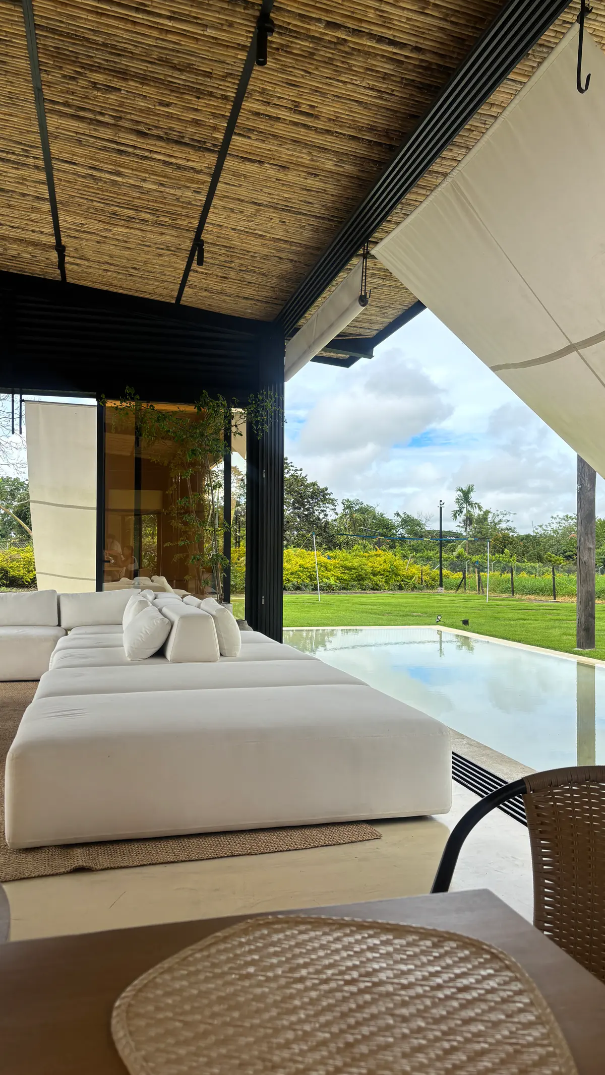 Sala exterior junto a la piscina de Casa Presumida
