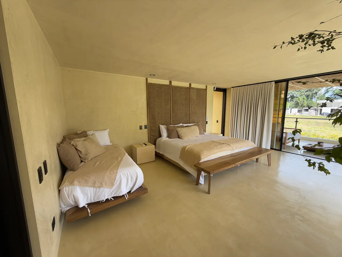 Habitación principal con cama king y cama sencilla en Casa Presumida