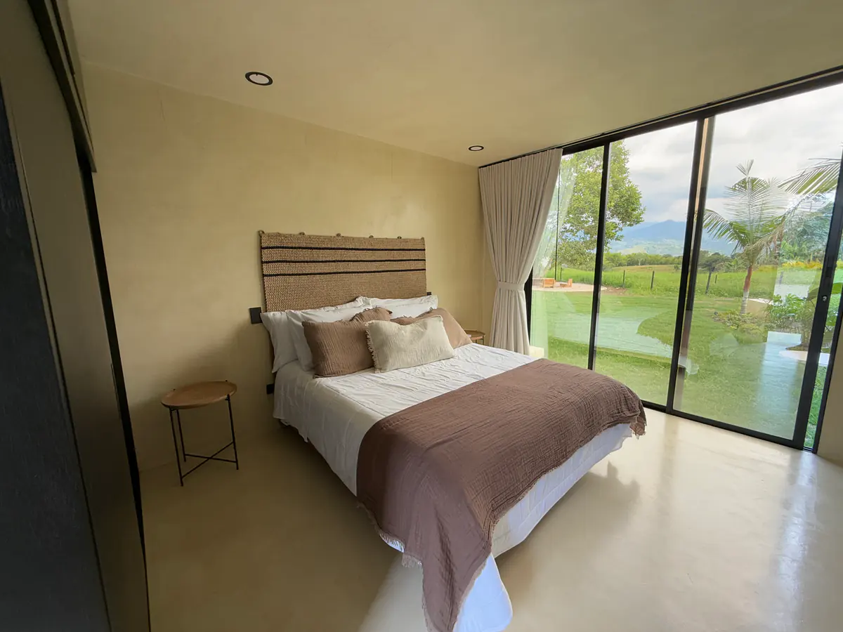 Habitación 2 con cama doble y vista al jardín en Casa Presumida
