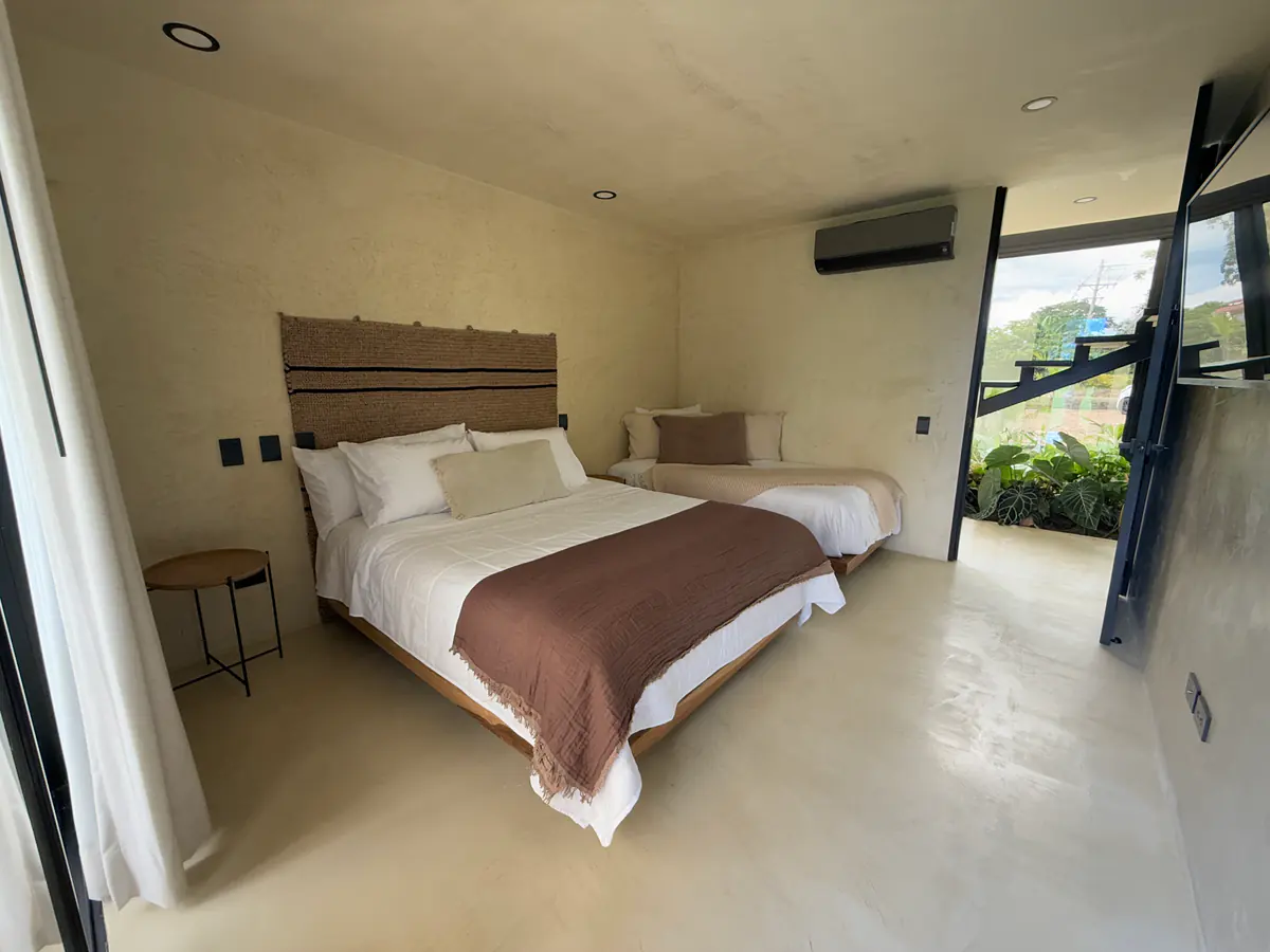 Habitación 3 con cama doble y cama sencilla en Casa Presumida